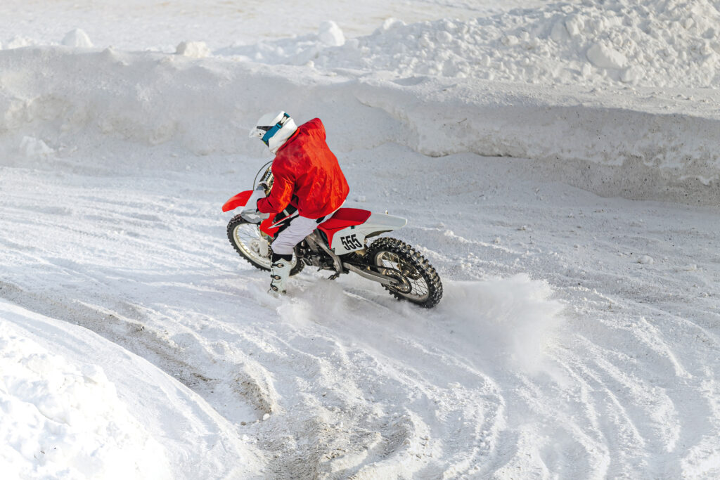 Conduire une moto sous la neige