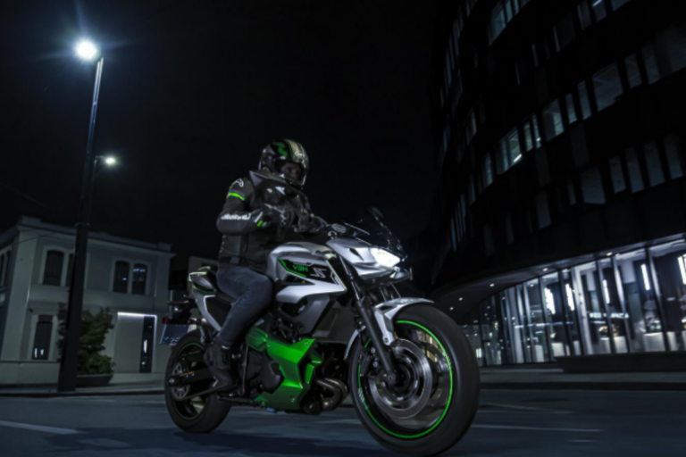 Wheeling sur la Kawasaki Z7 Hybrid