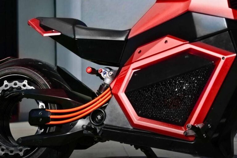 10 fois plus de couple qu'une ducati panigale ! cette moto aux performances sans limites rivalise avec les ténors du milieu à un détail près