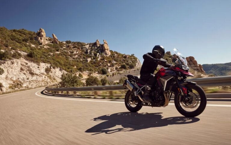 95 ch débridables, équipement premium, look intact, la moto Triumph Tiger 900 GT Pro en version A2 impressionne