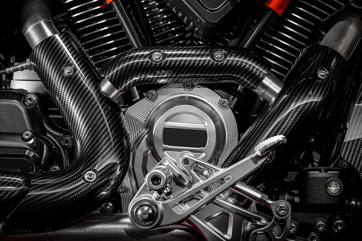 Bagger de course ? Cette moto brise la frontière entre asphalte et civilisation