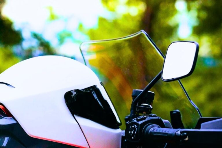 Ce casque modulable français ajoute une dimension invisible et pourtant fondamentale à la sécurité des motards