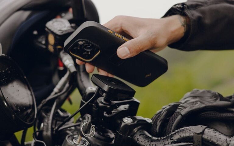 Cette coque GNAR Case de Peak Design ultra-protectrice pourrait bien sauver votre smartphone à moto