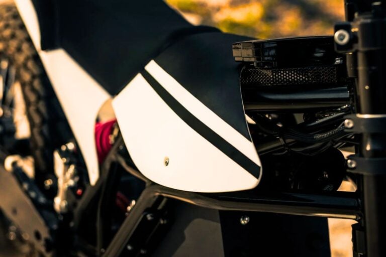 Elle est électrique, mais c'est une moto détonante belge ascendant français