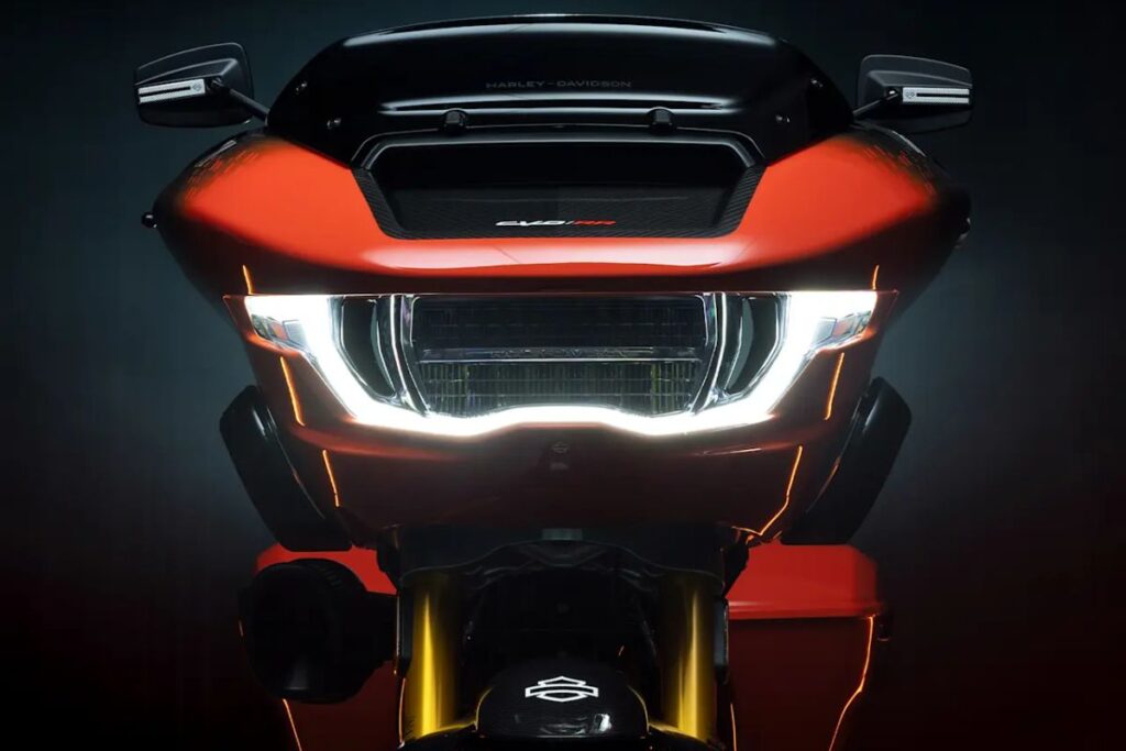 Harley Davidson - CVO Road Glide RR -  regard accrocheur