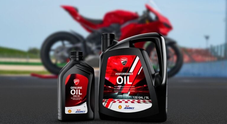 Moto Ducati Genuine Oil Powered by Shell Advance, l'huile moteur qui allie stabilité thermique, réduction d’usure et constance des performances