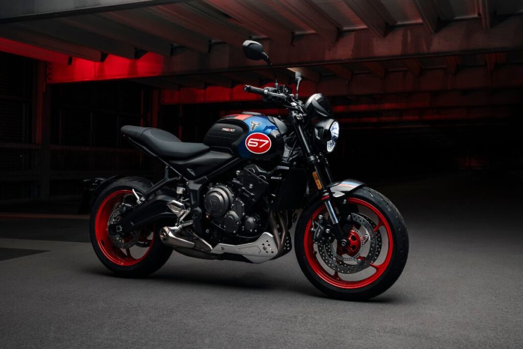 Triumph Trident Triple Tribute en pleine lumière vue arrière