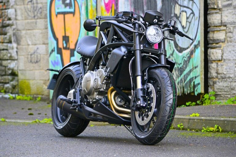 Un moteur Honda de 173 chevaux pour une moto anglaise de 230 kg