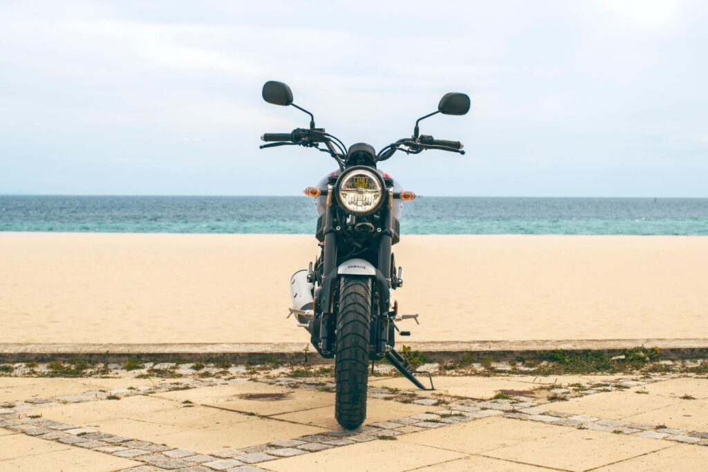 Yamaha XSR125 version Legacy face avant