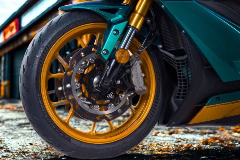 À l’assaut de nos routes : cette moto chinoise au pavillon espagnol débarque avec une fiche technique très solide et un prix agressif