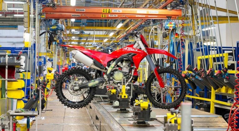 Ducati sort sa première motocross et frappe très fort avec la Desmo450 MX