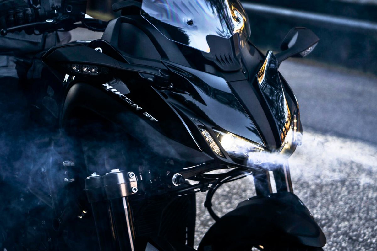 Elle prend 45 degrés dans les virages ! Cette moto japonaise de 270kg est plus maniable qu'un scooter