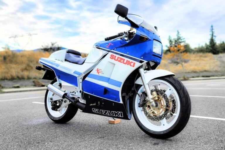 L’année où Suzuki a osé l’impensable : le prototype de course devenu moto !