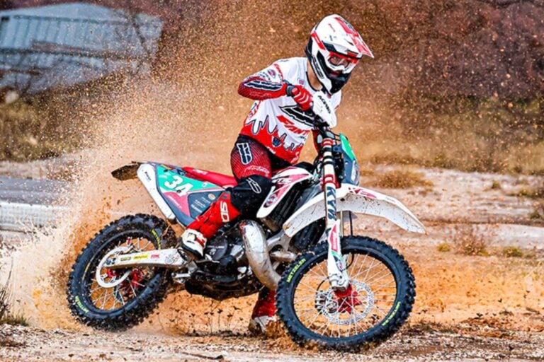Les motos réactualisées par Fantic pour 2026 commencent à creuser leur empreinte dans les sillons boueux