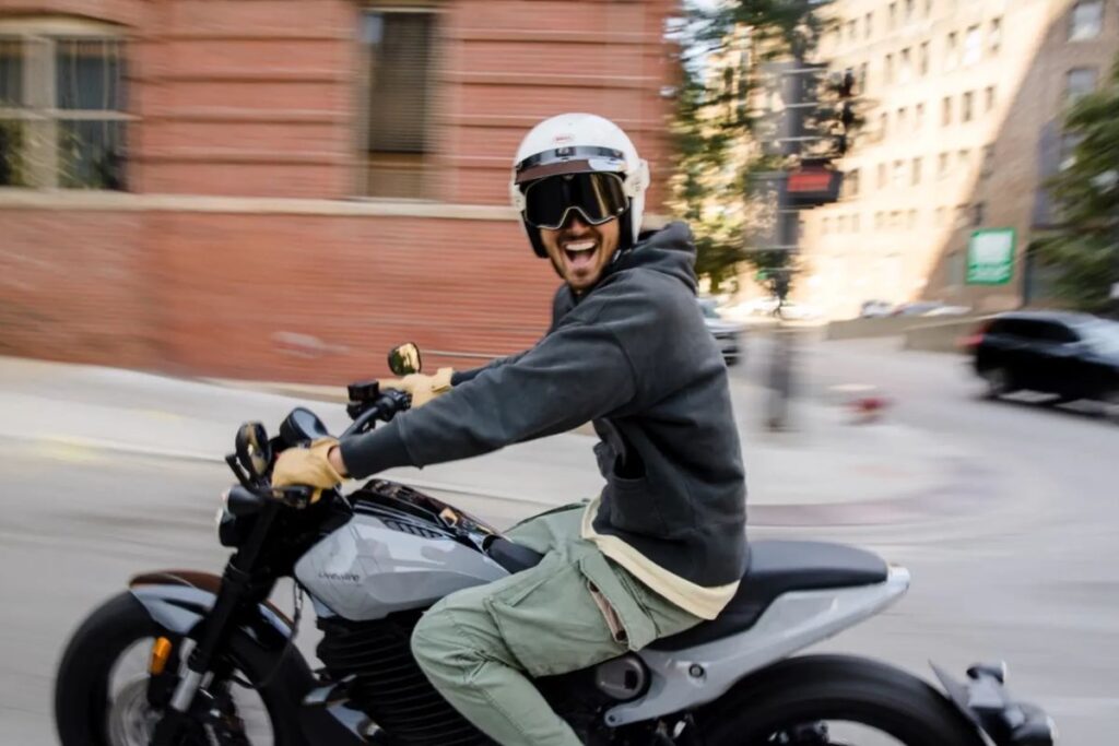 LiveWire S2 Del Mar - Un homme heureux d'avoir économisé 740 000 euros sur le prix réel de sa moto