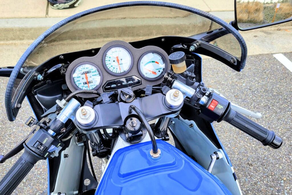 Suzuki RG500 Gamma - des aiguilles - crédit image iconicmotorbikeauctions
