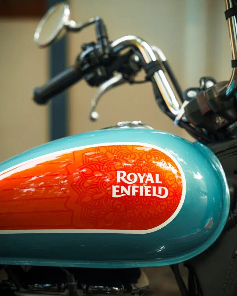 avec un prix surprenant sous les 5000 €, royal enfield sort une 350 au look vintage irrésistible 4
