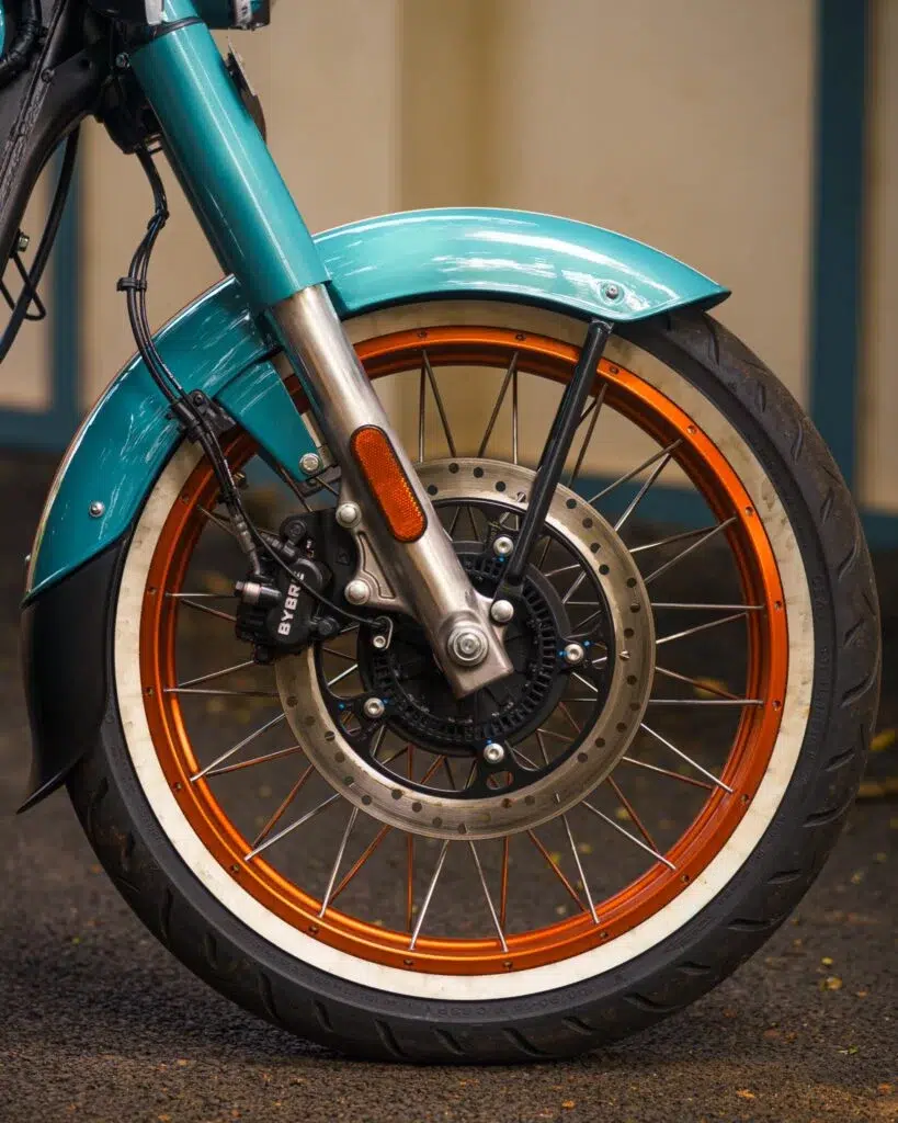 avec un prix surprenant sous les 5000 €, royal enfield sort une 350 au look vintage irrésistible 6