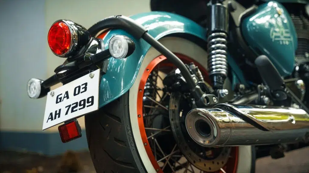 avec un prix surprenant sous les 5000 €, royal enfield sort une 350 au look vintage irrésistible 9