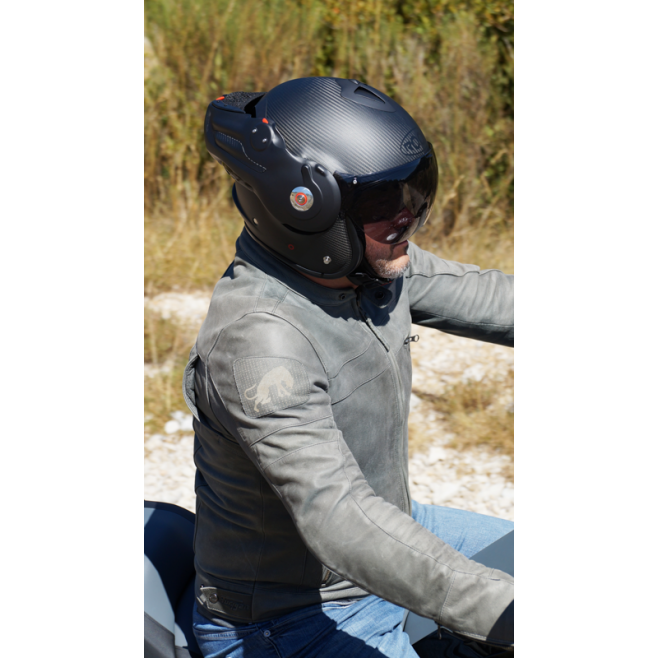 ce casque 100 % française en carbone au look futuriste défie les marques premiums et il est conçu pour les vrais passionnés 1