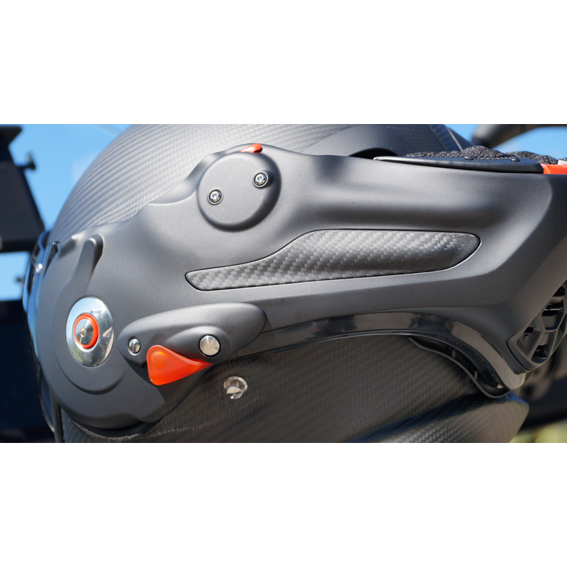 ce casque 100 % française en carbone au look futuriste défie les marques premiums et il est conçu pour les vrais passionnés 13