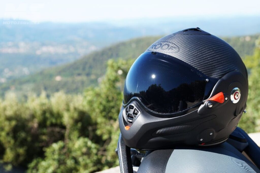 ce casque 100 % française en carbone au look futuriste défie les marques premiums et il est conçu pour les vrais passionnés 15