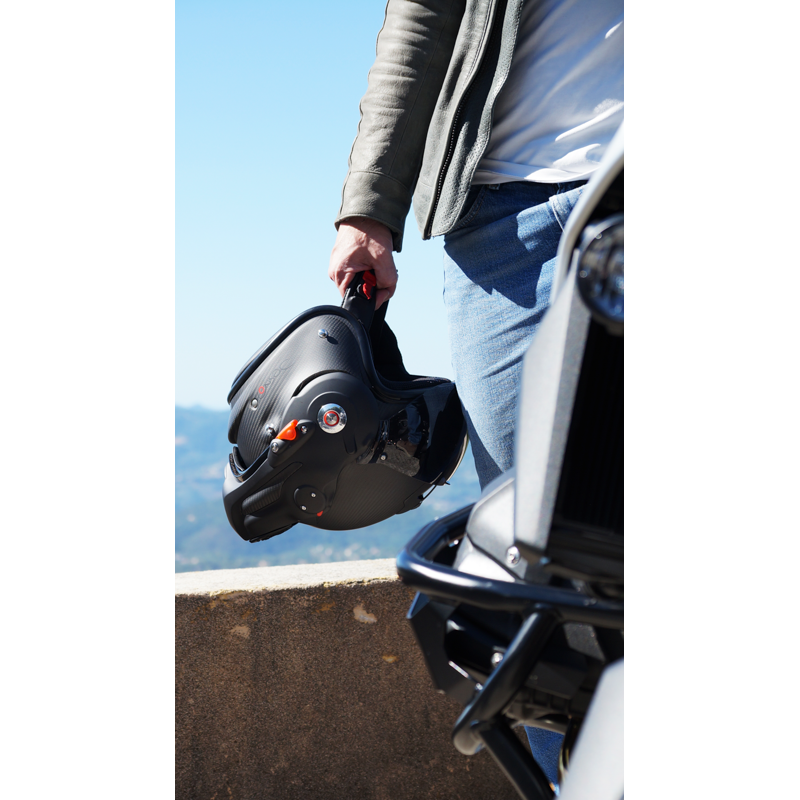 ce casque 100 % française en carbone au look futuriste défie les marques premiums et il est conçu pour les vrais passionnés 4