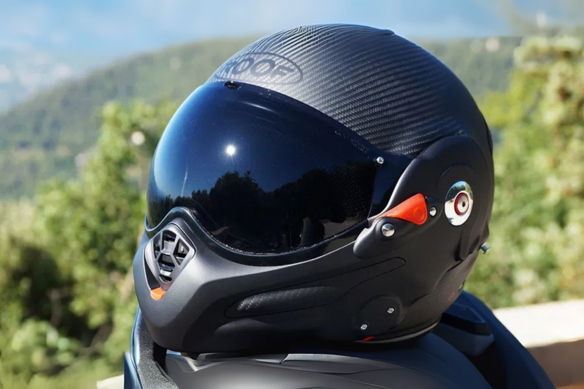 ce casque 100 % française en carbone au look futuriste défie les marques premiums et il est conçu pour les vrais passionnés