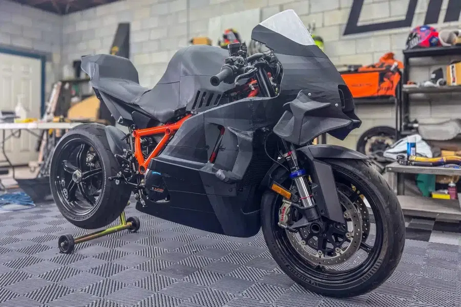ce passionné recrée une ktm de grand prix à partir d’un modèle de série du génie à l’état brut 1