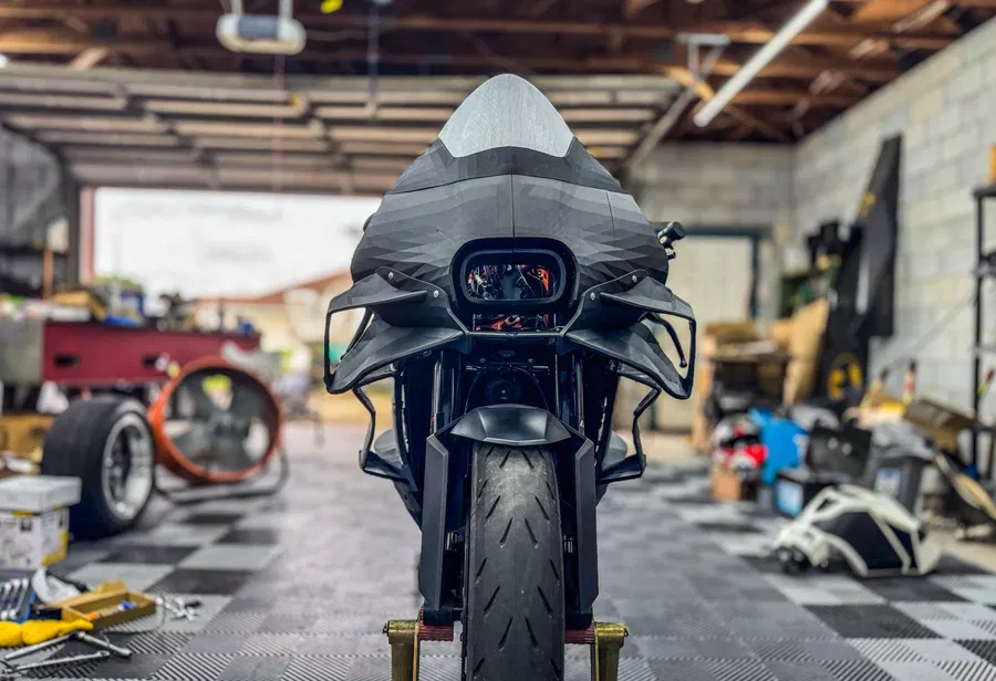 ce passionné recrée une ktm de grand prix à partir d’un modèle de série du génie à l’état brut 2
