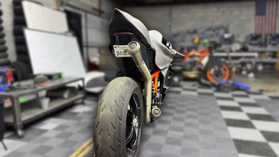 ce passionné recrée une ktm de grand prix à partir d’un modèle de série du génie à l’état brut 3