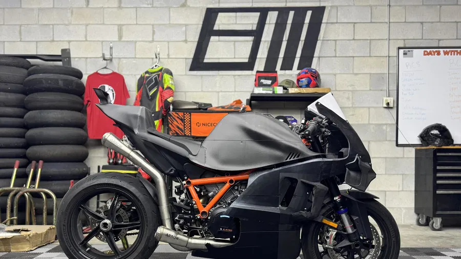 ce passionné recrée une ktm de grand prix à partir d’un modèle de série du génie à l’état brut 4