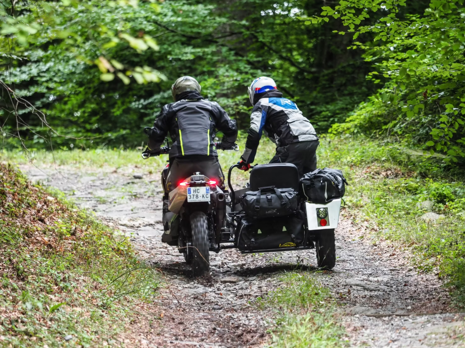 ces français ont vissé un sidecar sur une bmw gs ce montage improbable fait fureur chez les fans de baroud 10