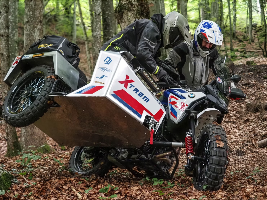 ces français ont vissé un sidecar sur une bmw gs ce montage improbable fait fureur chez les fans de baroud 2
