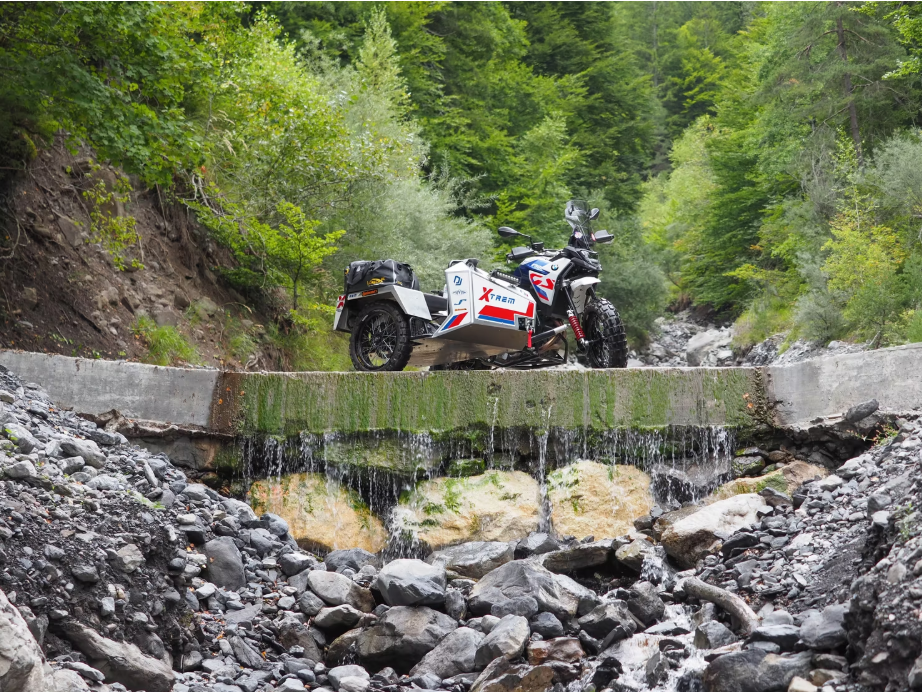ces français ont vissé un sidecar sur une bmw gs ce montage improbable fait fureur chez les fans de baroud 3