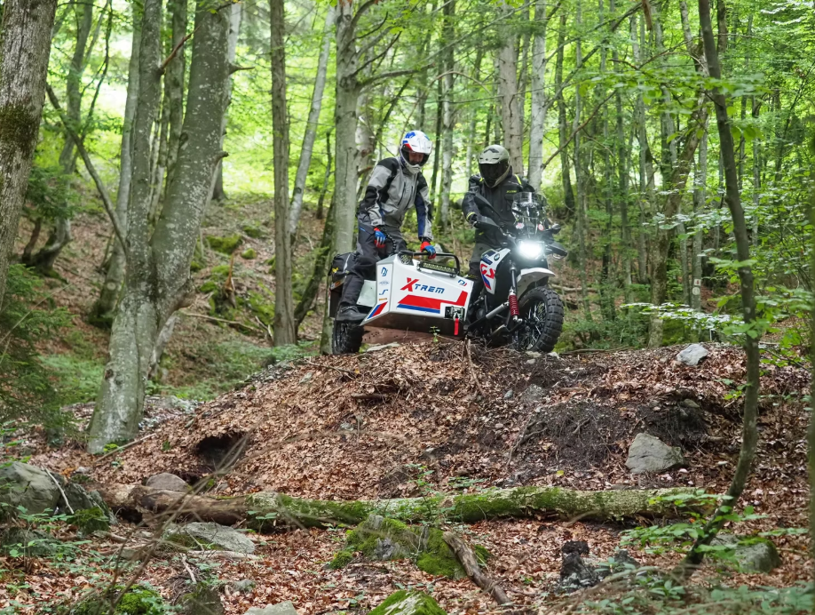ces français ont vissé un sidecar sur une bmw gs ce montage improbable fait fureur chez les fans de baroud 4
