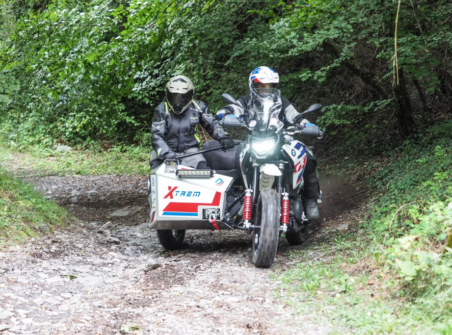 ces français ont vissé un sidecar sur une bmw gs ce montage improbable fait fureur chez les fans de baroud 6