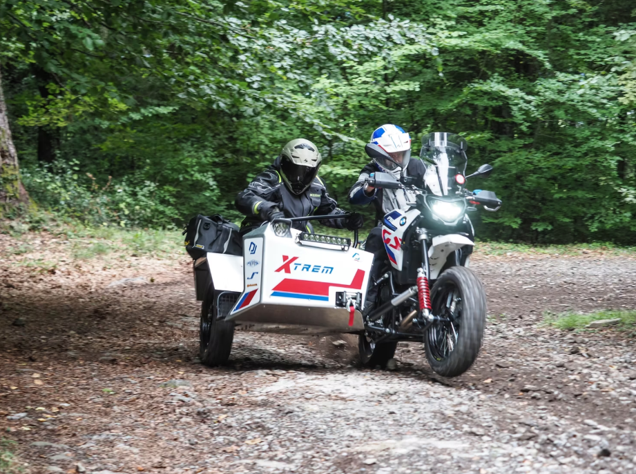 ces français ont vissé un sidecar sur une bmw gs ce montage improbable fait fureur chez les fans de baroud 7