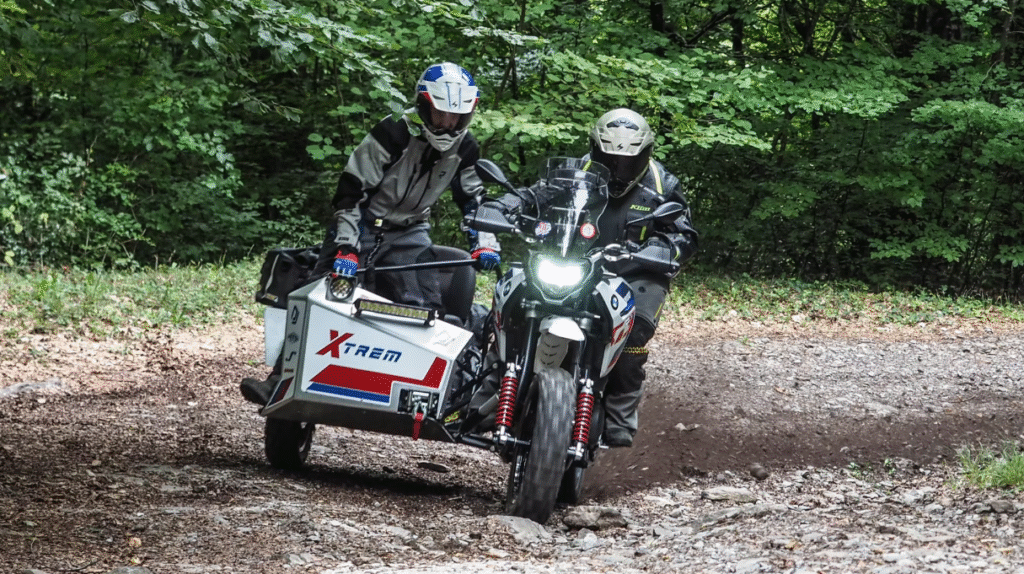 ces français ont vissé un sidecar sur une bmw gs ce montage improbable fait fureur chez les fans de baroud 8