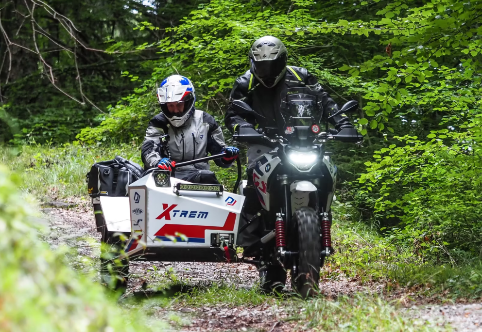 ces français ont vissé un sidecar sur une bmw gs ce montage improbable fait fureur chez les fans de baroud 9