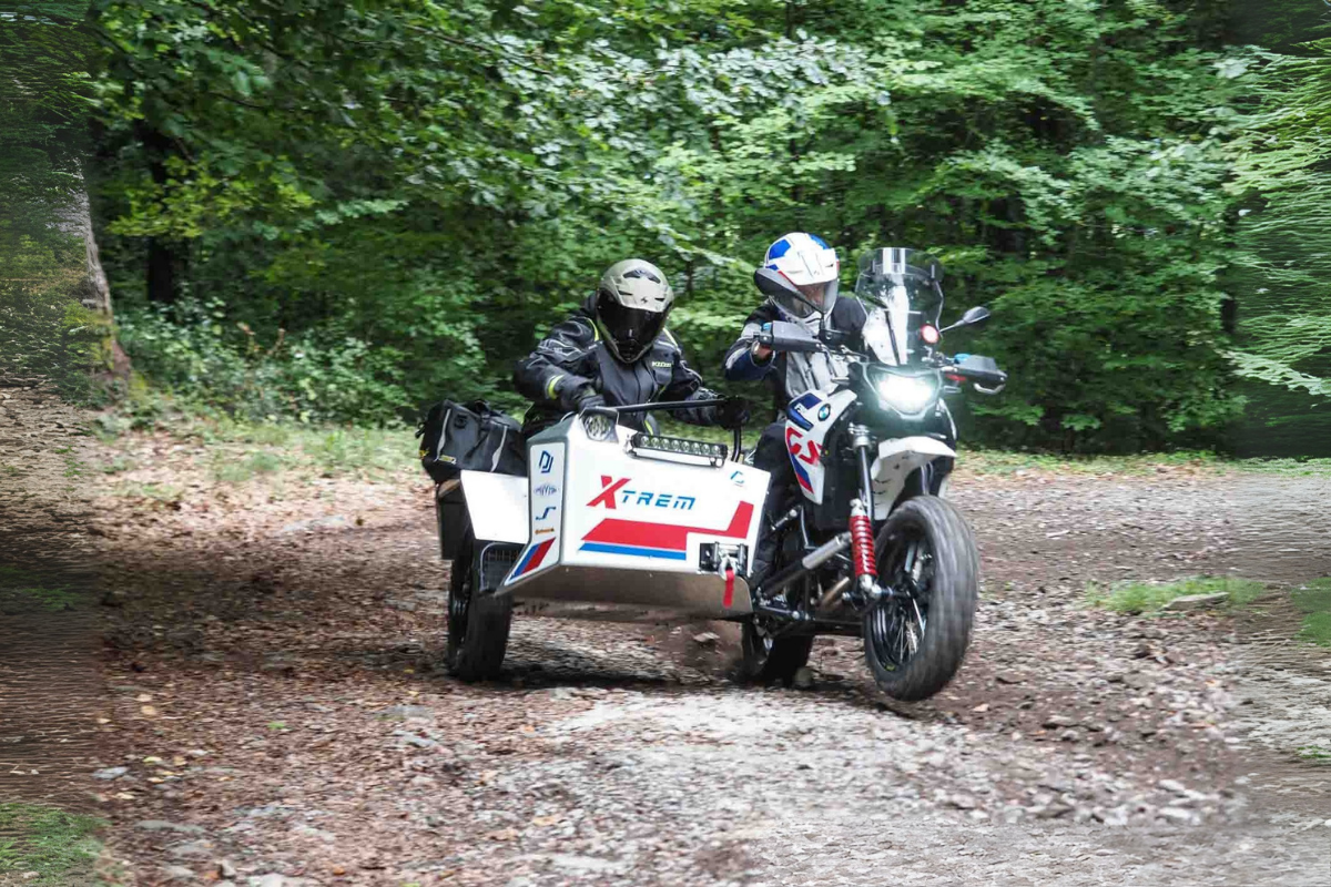 ces français ont vissé un sidecar sur une bmw gs ce montage improbable fait fureur chez les fans de baroud