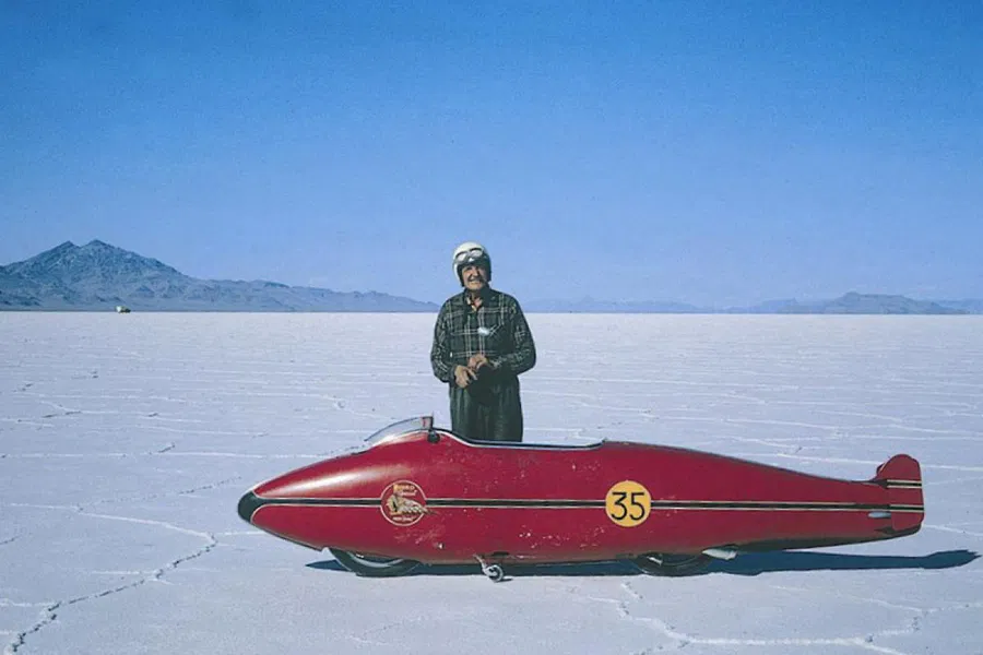 cette indian frôle les 320 kmh et frôle la gloire du record mythique de bonneville 1