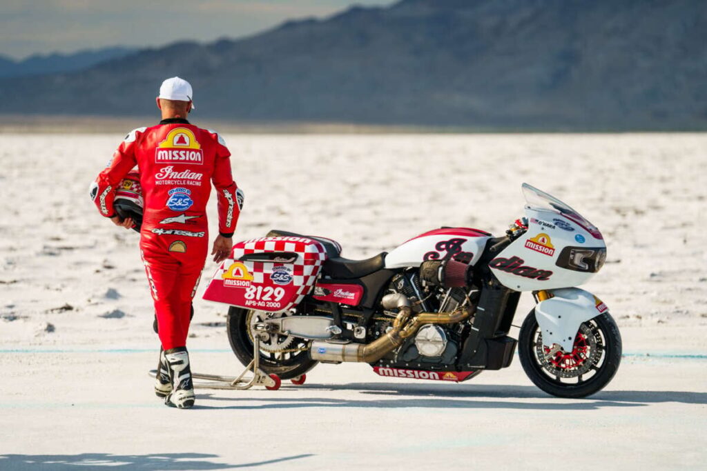 cette indian frôle les 320 kmh et frôle la gloire du record mythique de bonneville 18