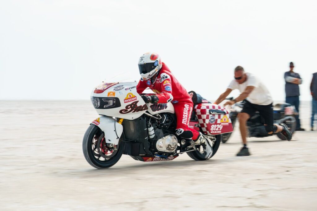 cette indian frôle les 320 kmh et frôle la gloire du record mythique de bonneville 5