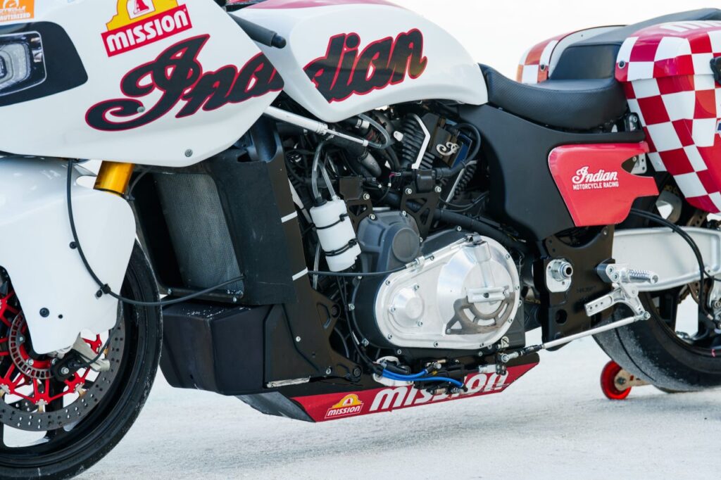 cette indian frôle les 320 kmh et frôle la gloire du record mythique de bonneville 8
