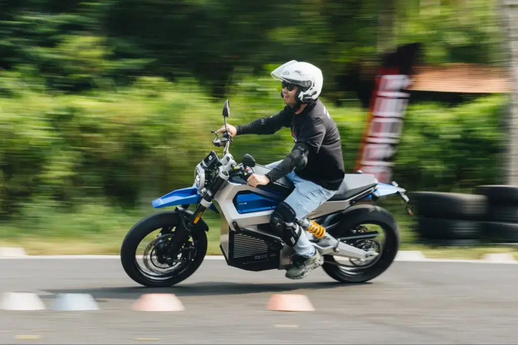 cette moto électrique vietnamienne est simple et ressemble à une vieille naked classique sauf que son prix n’est que de 6 500 euros 1