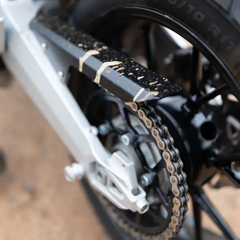 cette moto électrique vietnamienne est simple et ressemble à une vieille naked classique sauf que son prix n’est que de 6 500 euros 14