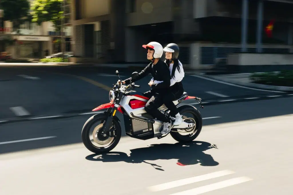 cette moto électrique vietnamienne est simple et ressemble à une vieille naked classique sauf que son prix n’est que de 6 500 euros 2