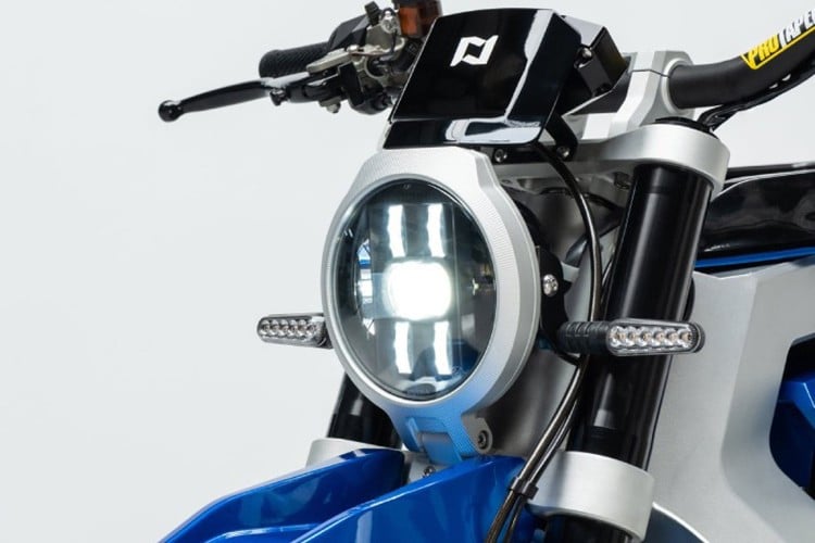 cette moto électrique vietnamienne est simple et ressemble à une vieille naked classique sauf que son prix n’est que de 6 500 euros 24