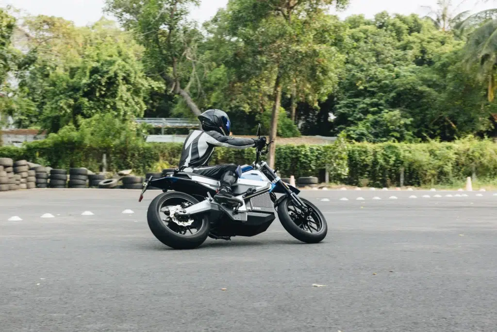 cette moto électrique vietnamienne est simple et ressemble à une vieille naked classique sauf que son prix n’est que de 6 500 euros 3